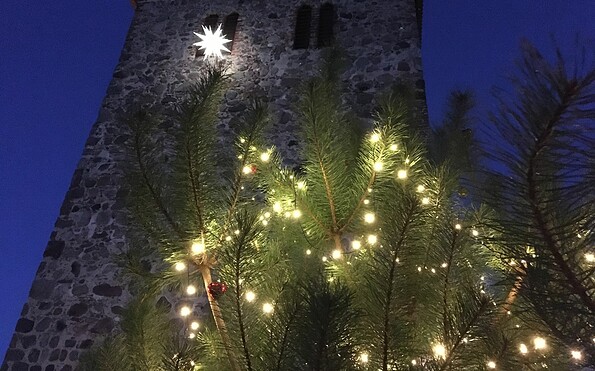 Weihnachtsbaum an der Dahlewitzer Dorfkirche, Foto: Susan Gutperl, Lizenz: Tourismusverband Fläming e.V.