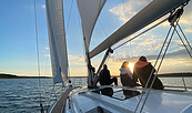Segelyacht "Hans Albers" segelt hoch am Wind in den Sonnenuntergang, Foto: Steffen Lelewel, Lizenz: AHOI Mitsegeln