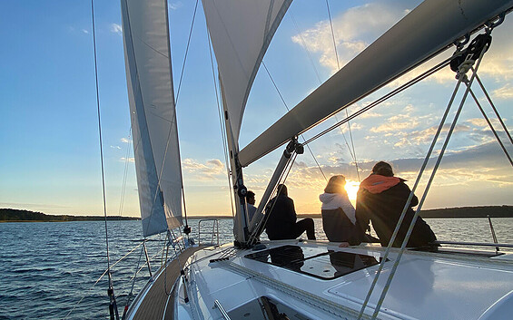 Segelyacht "Hans Albers" segelt hoch am Wind in den Sonnenuntergang, Foto: Steffen Lelewel, Lizenz: AHOI Mitsegeln