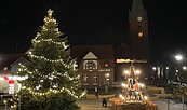 Weihnachtsbaum mit Pyramide auf dem Großräschener Markt, Foto: Stadt Großräschen