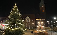 Weihnachtsbaum mit Pyramide auf dem Großräschener Markt, Foto: Stadt Großräschen