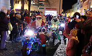 Die Weihnachtsmänner auf Motorrädern besuchen den Weihnachtsmarkt, Foto: Steffen Rasche, Lizenz: Stadt Senftenberg