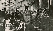 Local residents look on as Austrian Nazis force Jews to scrub the pavement following the German annexation of Austria. Vienna, March 1938. / Po aneksji Austrii przez Trzecią Rzeszę mieszkańcy stolicy przyglądają się, jak austriaccy naziści zmuszają Żydów , Foto: Dokumentationsarchiv des österreichischen Widerstandes, Lizenz: Dokumentationsarchiv des österreichischen Widerstandes
