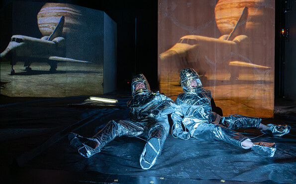 Szene aus TESLA, DIE SPREE UND DER KIRSCHGARTEN, Foto: Bernd Schönberger, Lizenz: Brandenburgische Kulturstiftung Cottbus-Frankfurt (Oder)