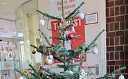 Weihnachtsbaum der Lobetaler Werkstätten im Bahnhof Wandlitzsee 2024, Foto: Lutz Lorenz, Lizenz: Tourismusverein Naturpark Barnim