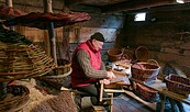 Korbflechten für Fortgeschrittene im Freilandmuseum Lehde, Foto:  Linke, Lizenz: Museum OSL