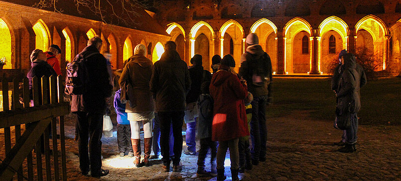 Funzelführung - abends im Kloster