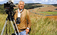 Heinz Sielmann mit Kamera, Foto: Heinz Sielmann Stiftung, Lizenz: Heinz Sielmann Stiftung
