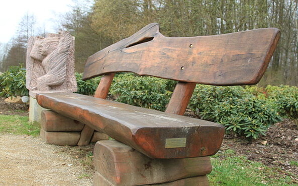 Bank und Figur im Kur- und Sagenpark, Foto: Amt Burg (Spreewald), Lizenz: Amt Burg (Spreewald)