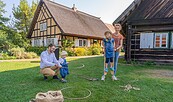 Historische Kinderspiele ausprobieren im Freilandmuseum Lehde, Foto: Maria Bühler, Lizenz: Museum OSL