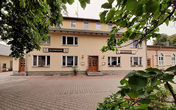 Zur Friedenseiche, Foto: Ulrike Haselbauer, Lizenz: Tourismusverband Lausitzerseenland e.V.