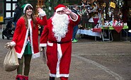 Weihnachtsmann und Wichtel auf dem Müllroser Weihnachtszauber, Foto: Lutz Boltz, Lizenz: Haus des Gastes Müllrose