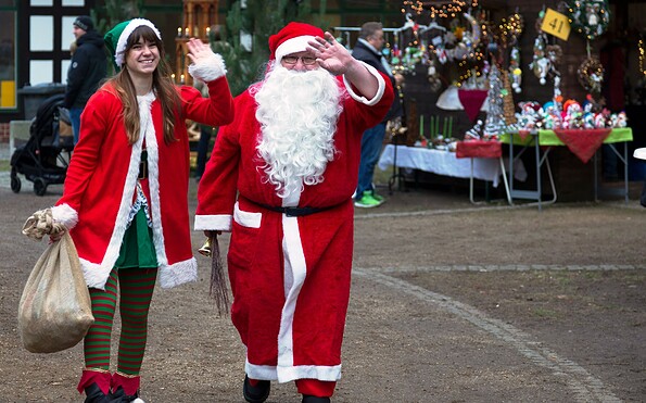 Weihnachtsmann und Wichtel auf dem Müllroser Weihnachtszauber, Foto: Lutz Boltz, Lizenz: Haus des Gastes Müllrose