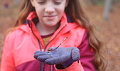 Junior Rangerin mit Frucht, Foto: Annelie Fiedler, Lizenz: NaturSchutzFonds Brandenburg
