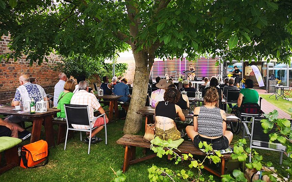 Musik unterm Walnussbaum, Foto: Merith Sommer, Lizenz: Städtische Museen Schwedt/Oder