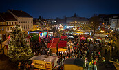 Blick auf den Weihnachtsmarkt vom Rathaus, Foto: Nico Thäle, Lizenz: Stadt Hoyerswerda