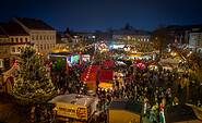 Blick auf den Weihnachtsmarkt vom Rathaus, Foto: Nico Thäle, Lizenz: Stadt Hoyerswerda