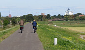 Radwandern auf dem Deich, Foto: Elke Englert, Lizenz: Stadt Schwedt/Oder