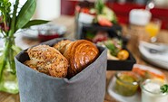 Croissants und Brötchen beim Frühstücksbuffet, Foto: Eric Gartenschläger