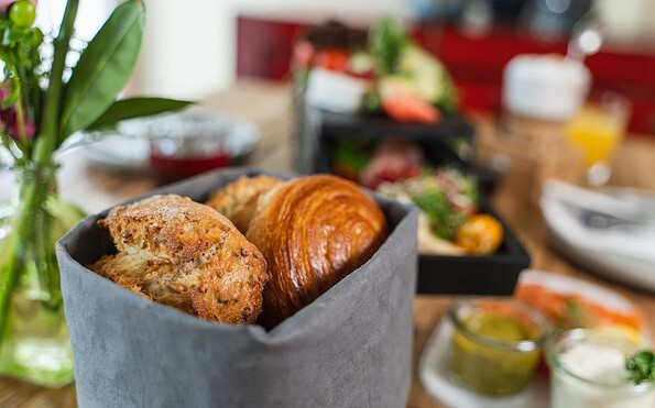 Croissants und Brötchen beim Frühstücksbuffet, Foto: Eric Gartenschläger