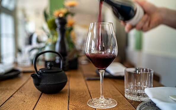 Rotweinglas im SeeBadSaarow, Foto: Hotel Esplanade Resort &amp; Spa Bad Saarow