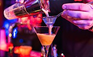 Cocktails mixen in der Piano Bar, Foto: Hotel Esplanade Resort &amp; Spa Bad Saarow