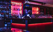 Ein Barkeeper mixt einen Cocktail in der Piano Bar, Foto: Hotel Esplanade Resort &amp; Spa Bad Saarow