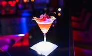 Nahaufnahme von einem Cocktail in der Piano Bar, Foto: Hotel Esplanade Resort &amp; Spa Bad Saarow