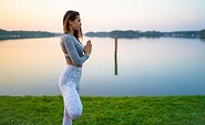Sahra Tuna praktiziert Yoga am See, Foto: Hotel Esplanade Resort &amp; Spa Bad Saarow