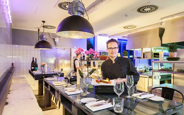 Küchenchef Uhlenbrock posiert in der Hotelküche, Foto: Hotel Esplanade Resort &amp; Spa Bad Saarow