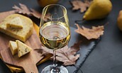 Verkostung von Wein und Käse, Foto: AdobeStock
