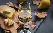 Verkostung von Wein und Käse, Foto: AdobeStock