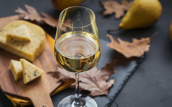 Verkostung von Wein und Käse, Foto: AdobeStock