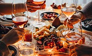 Anstoßen mit Wein und Käse, Foto: AdobeStock