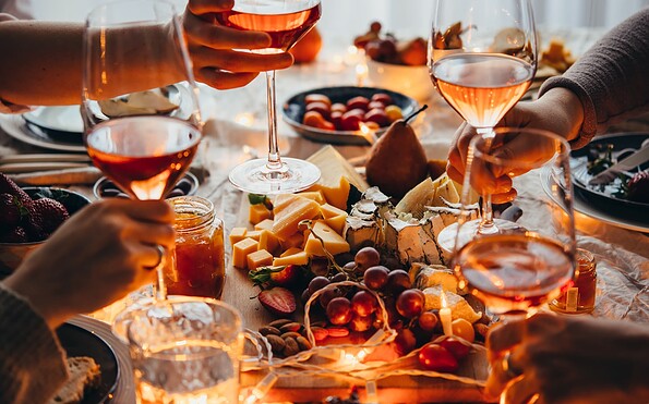 Anstoßen mit Wein und Käse, Foto: AdobeStock