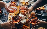 An einem Abend werden Wein und Käse verkostet, Foto: AdobeStock