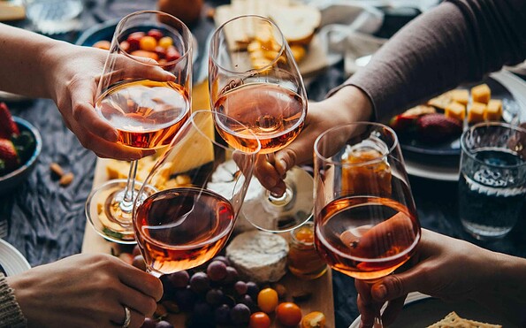 An einem Abend werden Wein und Käse verkostet, Foto: AdobeStock