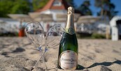 Champagnerflaschen und Gläser im Strand, Foto: Hotel Esplanade Resort & Spa Bad Saarow