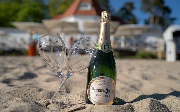Champagnerflaschen und Gläser im Strand, Foto: Hotel Esplanade Resort &amp; Spa Bad Saarow