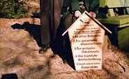 Ehepaar Kretschmann mit Naturschutz-Schild, Foto: Andre Rival, Lizenz: Haus der Naturpflege Bad Freienwalde