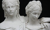 Nach Gottfried Schadow: Verkleinerte Fassung des Doppelstandbildes der Prinzessinnen Luise und Friederike von Preußen, Porzellan, Foto: Marco Hippel, Lizenz: SPSG