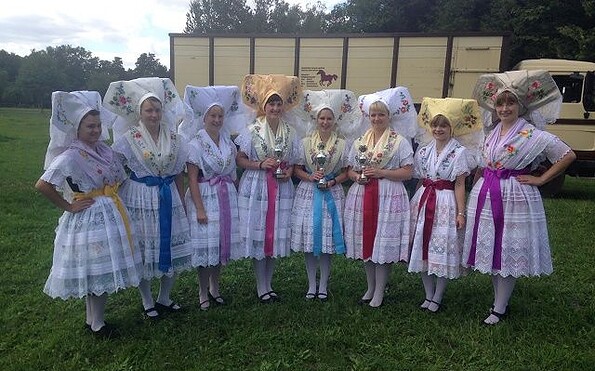 Hahnrupfen Trachten, Foto: Domowina-Jugend Burg, Lizenz: Domowina-Jugend Burg