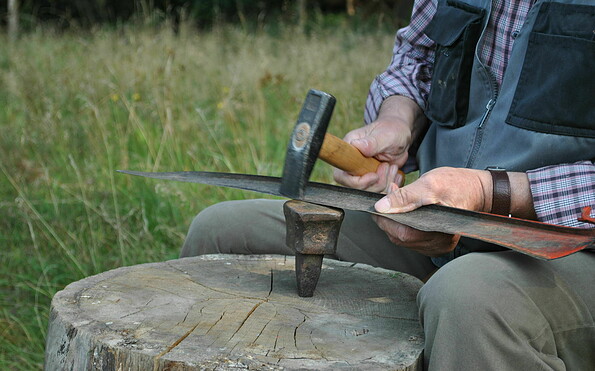 Dengeln, Foto: Sarah Mamerow, Lizenz: Naturpark Schlaubetal
