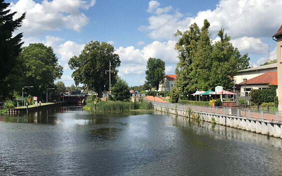 Stadtgarten Zehdenick an der Schleuse, Foto: Elisabeth Kluge, Lizenz: Tourist-Information Zehdenick