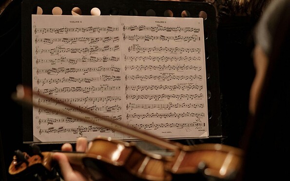 Foto von cottonbro studio: https://www.pexels.com/de-de/foto/konzert-musikinstrument-orchester-geige-7095726/, Foto: Foto von cottonbro studio: https://www.pexels.com/de-de/foto/konzert-musikinstrument-orchester-geige-7095726/, Lizenz: Foto von cottonbro studio: https://www.pexels.com/de-de/foto/konzert-musikinstrument-orchester-geige