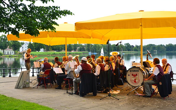 Der Musikverein Müllrose e.V. spielt bei den Müllroser Seekonzerten, Foto: Saskia Hoffmann, Lizenz: Stadt Müllrose/ Haus des Gastes