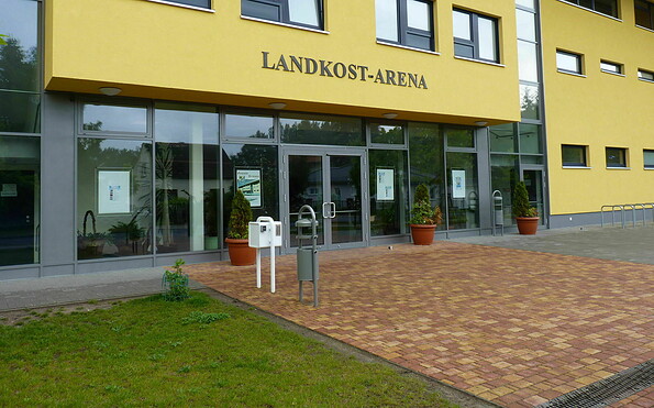 Eingangsbereich der Landkost-Arena, Foto: Petra Förster, Lizenz: Tourismusverband Dahme-Seenland e.V.