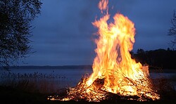 Osterfeuer im Heimathafen im Fischland / Heimathafen bei Uwe
