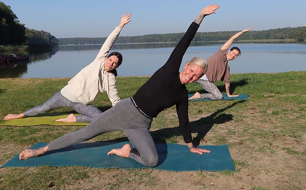 Yoga Gruppe am Wolletzsee, Foto: E.M. Weyer, Lizenz: Tourismusverein Angermünde e. V.