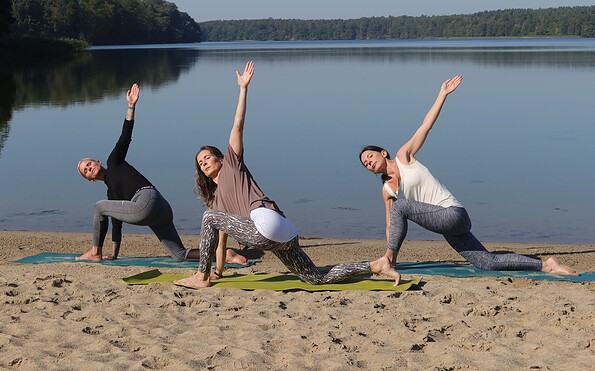 Yoga Gruppe am Wolletzsee, Foto: E.M. Weyer, Lizenz: Tourismusverein Angermünde e. V.